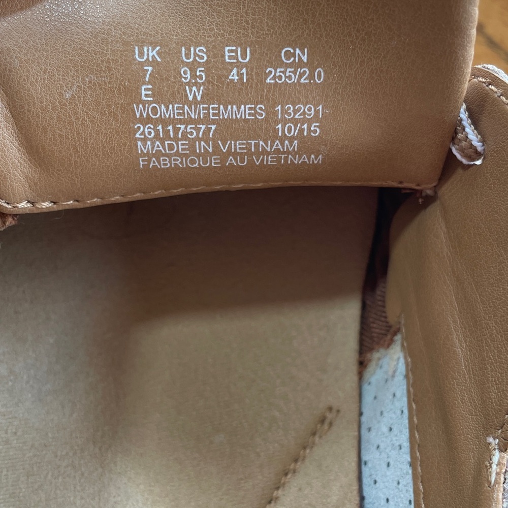 CLARKS ARBOR OPAL LEATHER BOAT SHOE
SIZE 9.5 - Picture 9 of 12